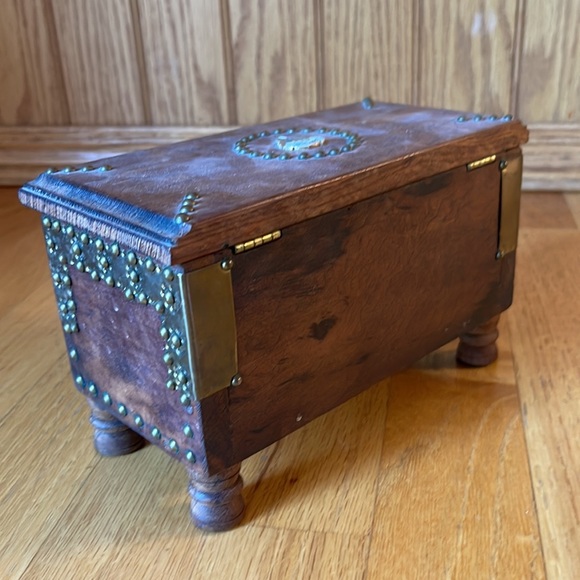 Wood treasure box - Picture 4 of 16